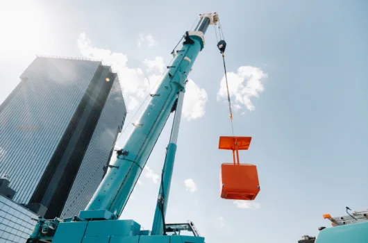 guindaste realizando içamento de estrutura durante manutenção industrial
