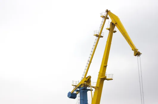 guindaste articulado amarelo utilizado em obras de construção civil para movimentação de cargas pesadas